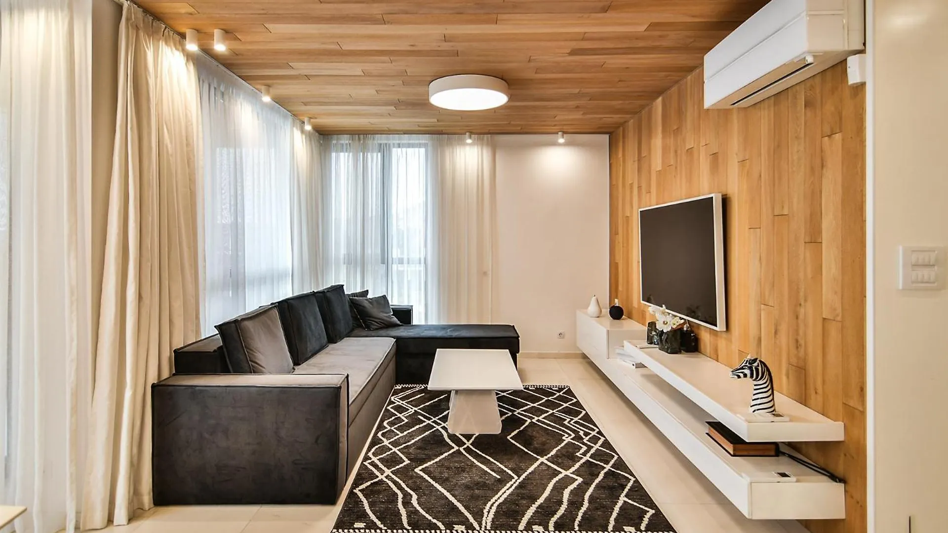 Seaview Flat With Pool & Street Parking contacts